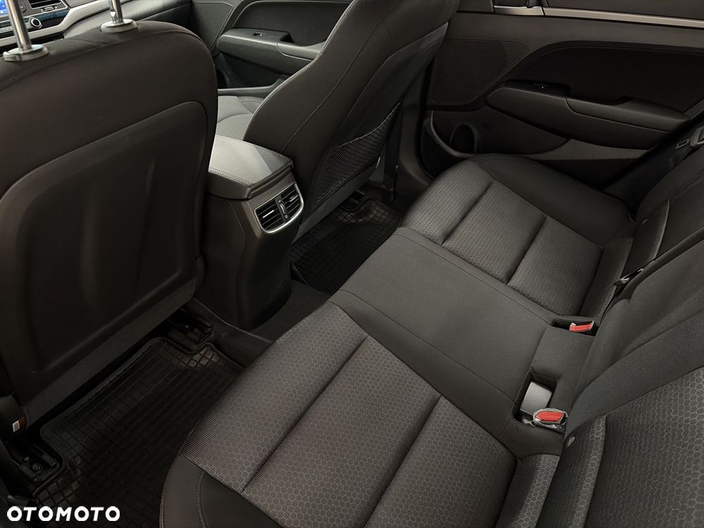 Hyundai Elantra 1.6 Comfort - 11