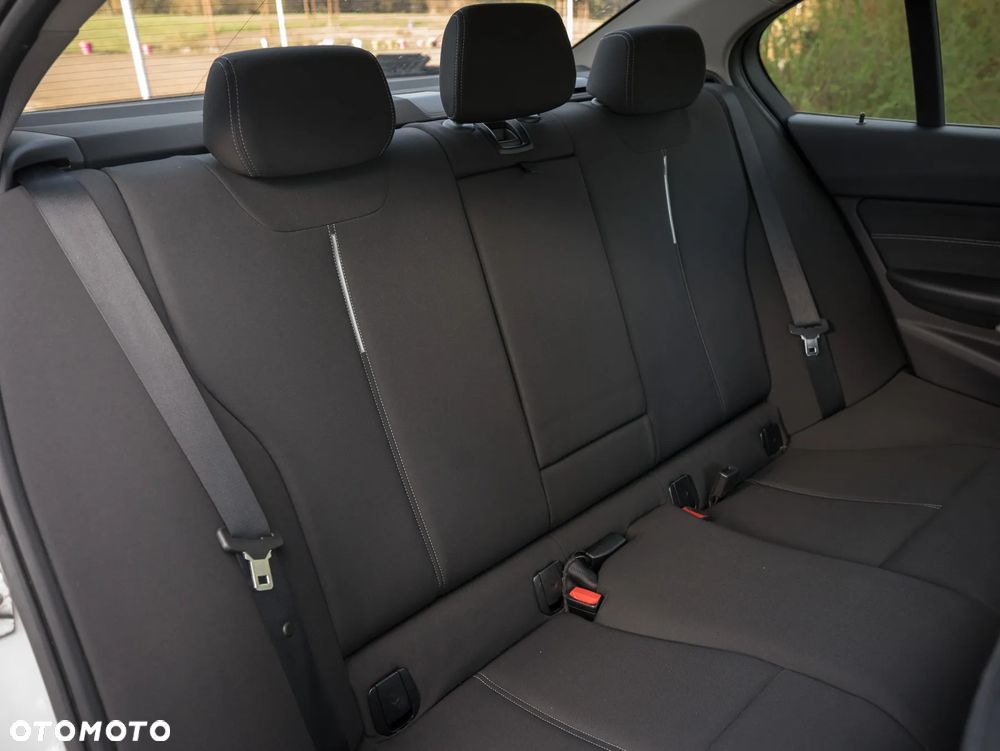 BMW Seria 3 318d Sport Line - 31