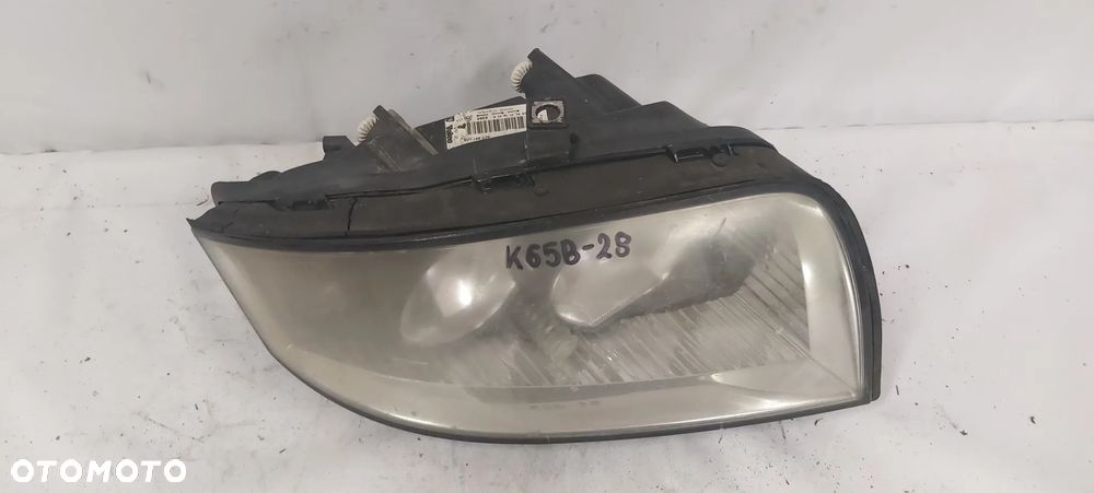 .  PRZOD PRZEDNIA LAMPA PRAWA AUDI A2 - 2
