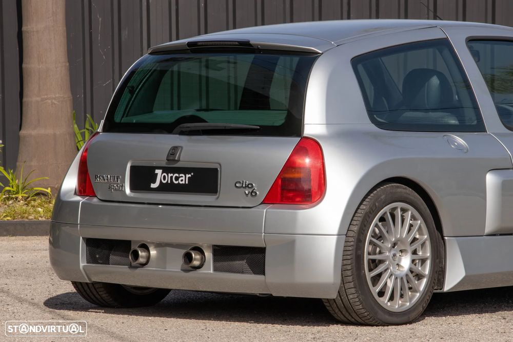 Renault Clio 3.0 V6 Sport - 12