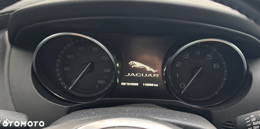 Jaguar XE 2.0 T R-Sport - 8