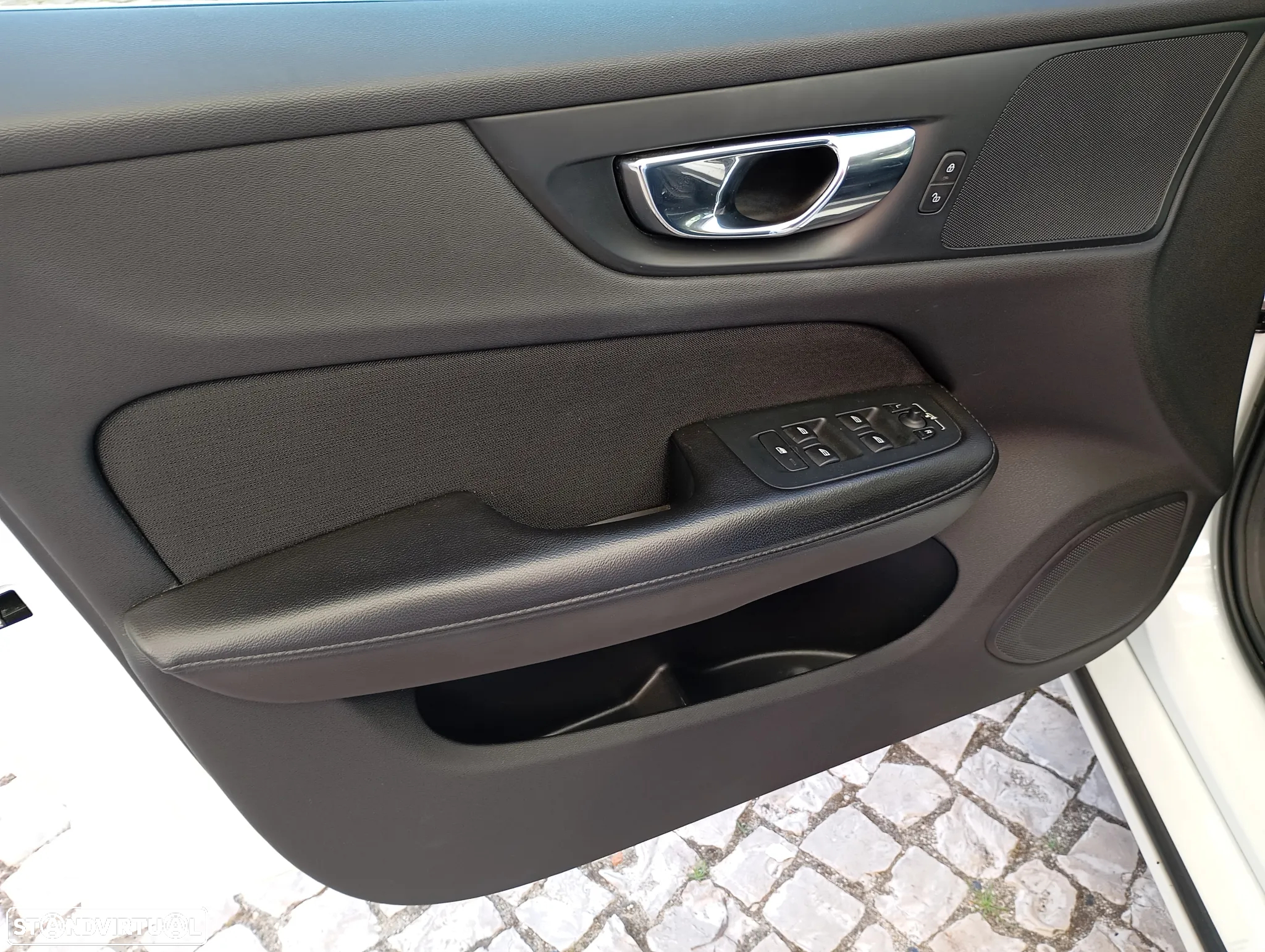 Volvo V60 2.0 D3 Momentum Geartronic - 20