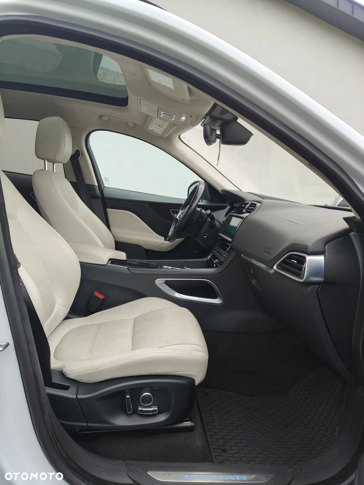 Jaguar F-Pace 25t AWD Portfolio - 4
