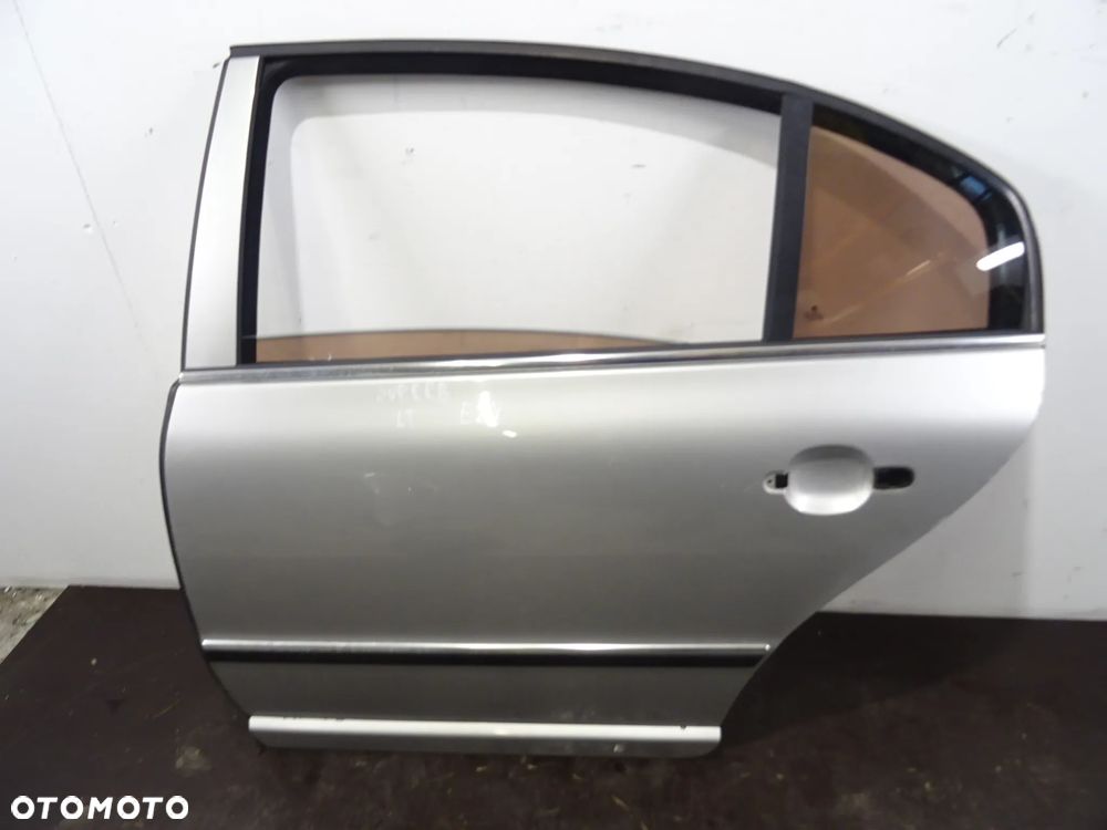 SKODA SUPERB I 01-05 2.8 V6 DRZWI LEWY TYŁ LEWE TYLNE - 1