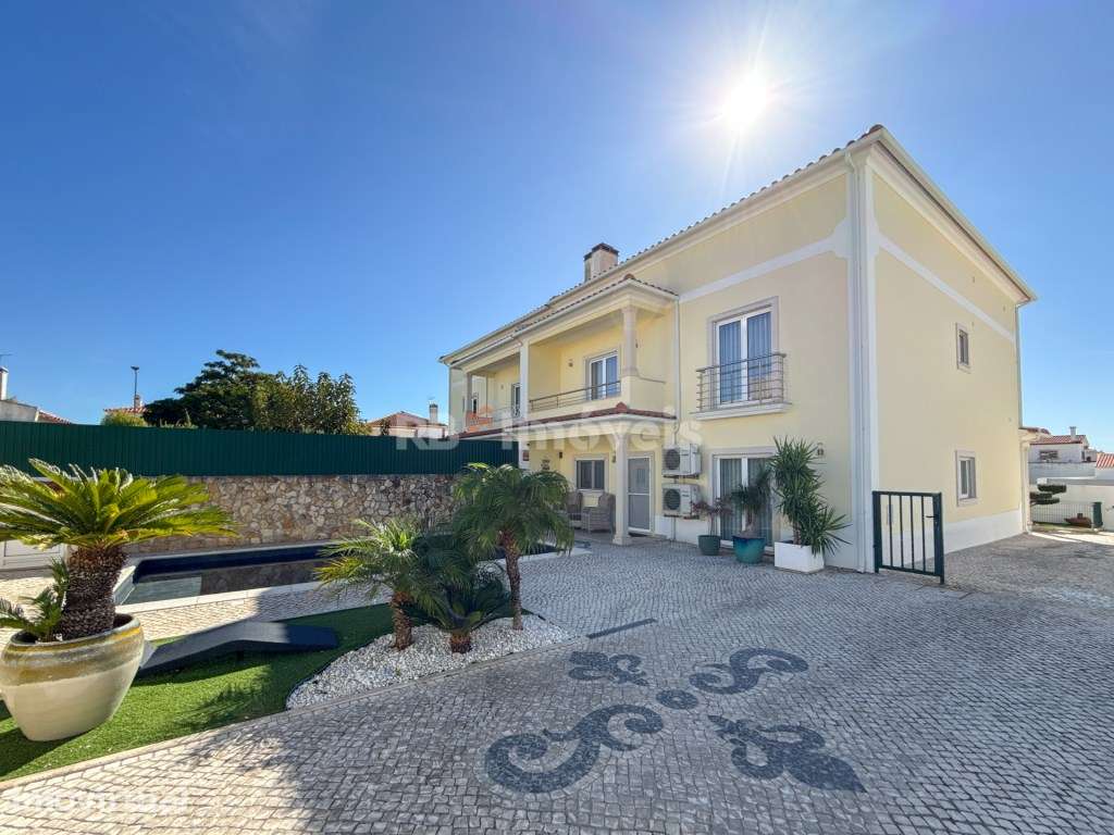 Moradia T4 c/ Piscina, Anexo, Garagem e Jardim - Urbanização Bonito...