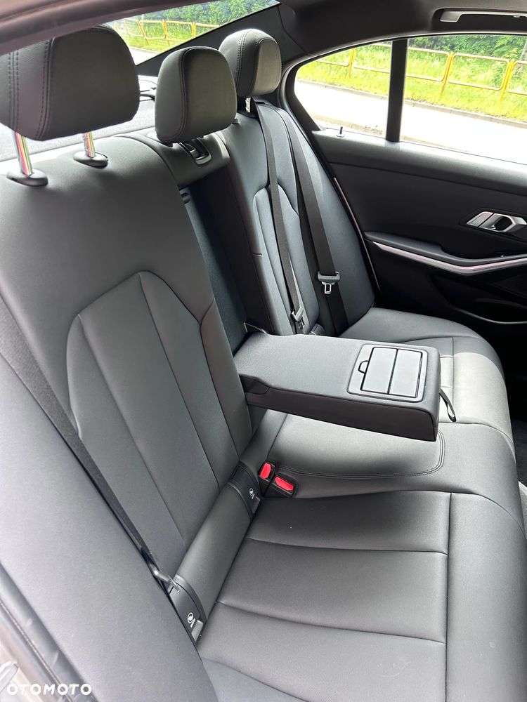 BMW Seria 3 330i Luxury Line sport - 31