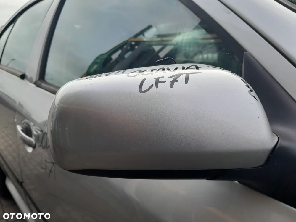 SKODA OCTAVIA LIFT LUSTERKO PRAWE KOLOR: LF7T - 2