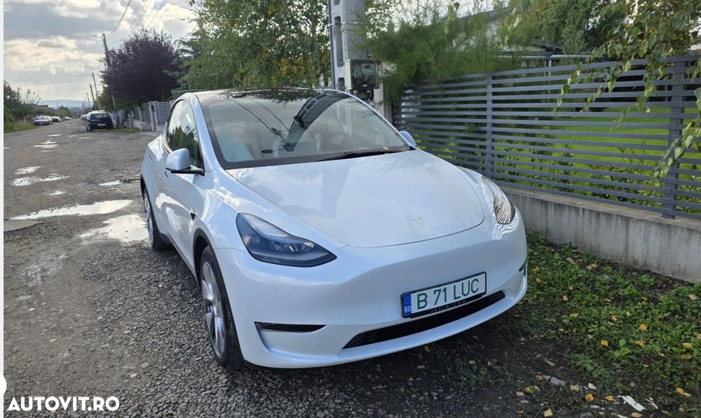 Tesla Model Y Long Range AWD - 4