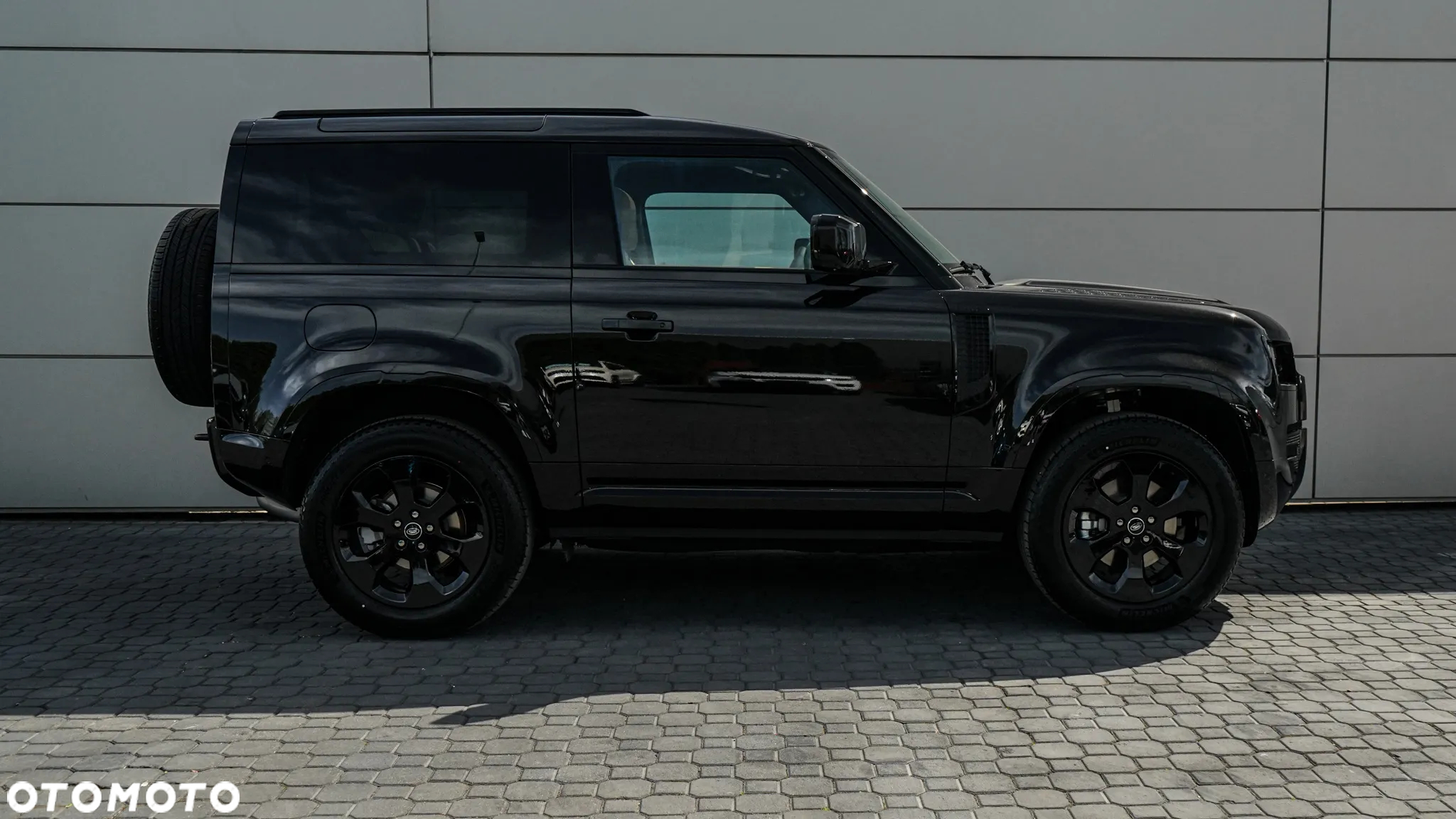 Land Rover Defender - 2