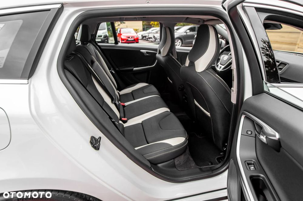 Volvo V60 D5 AWD Geartronic R-Design - 20