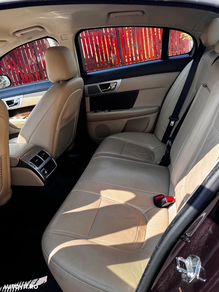 Jaguar XF 2.2D - 12