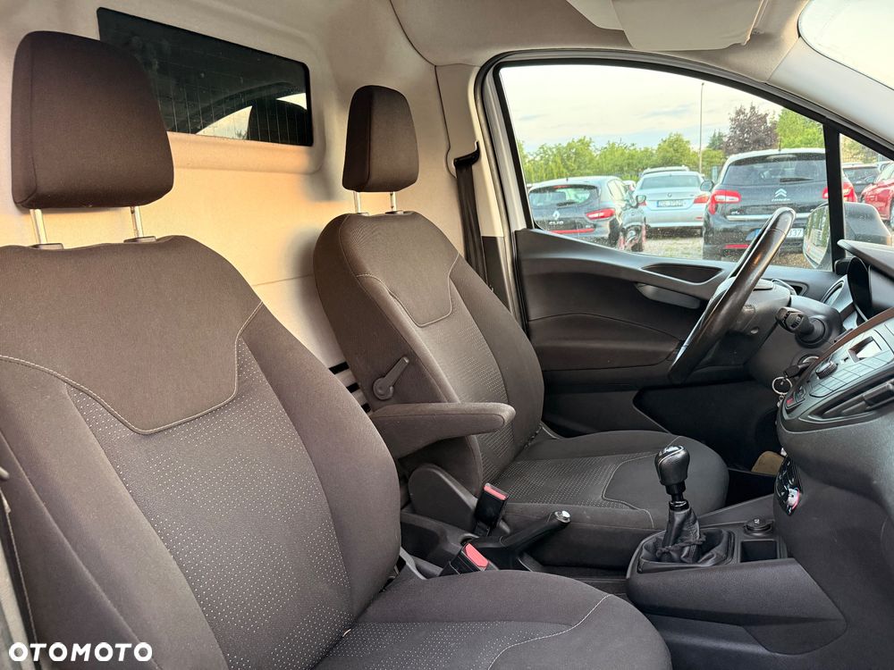 Ford Transit Courier - 19