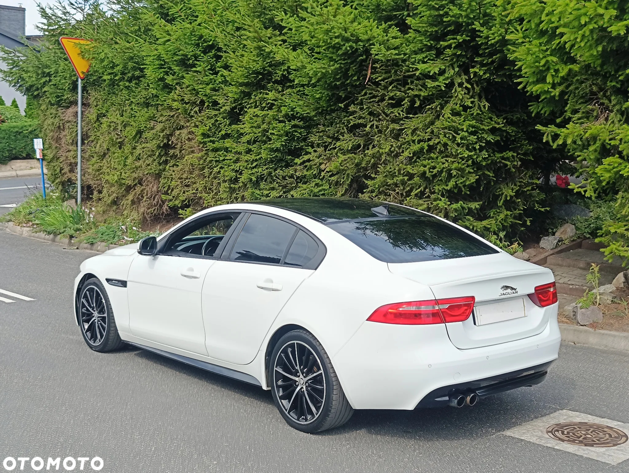 Jaguar XE 2.0 D AWD R-Sport - 4