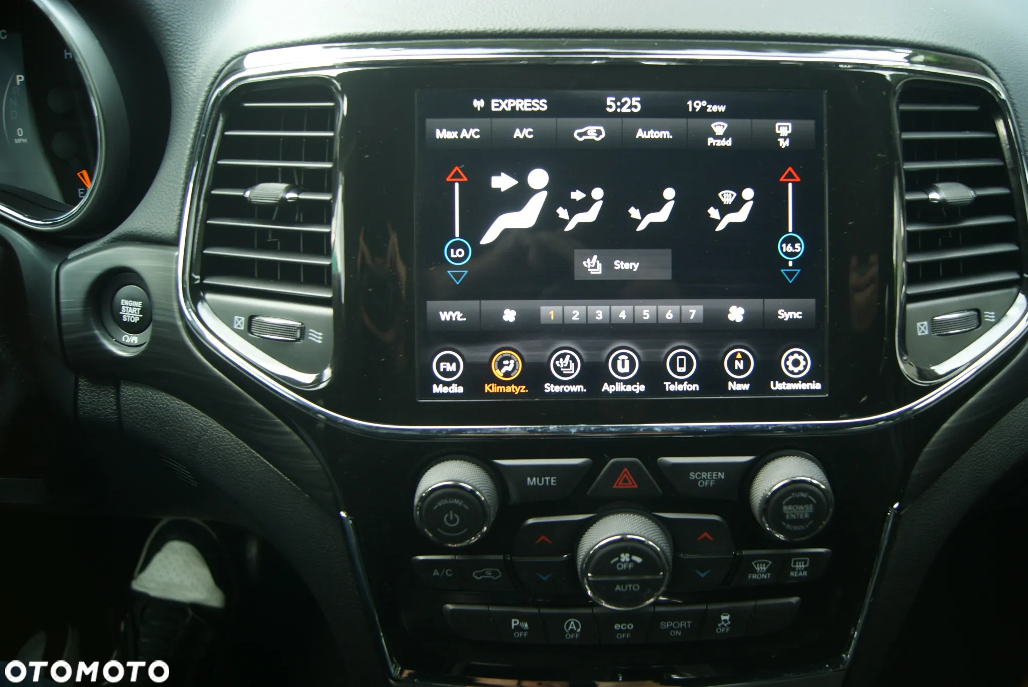 Jeep Grand Cherokee - 22