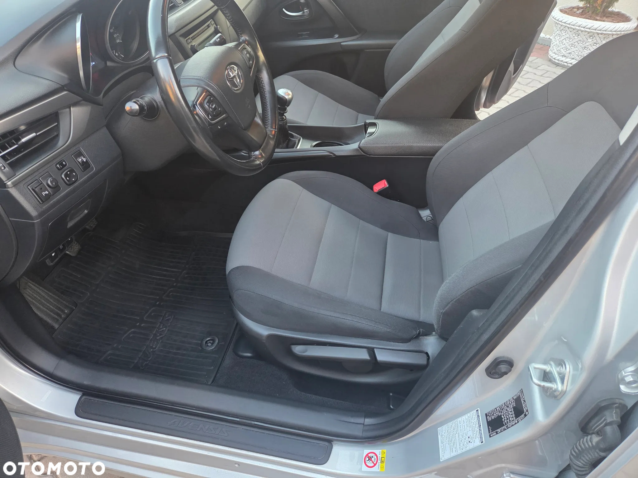 Toyota Avensis 1.8 Active - 14