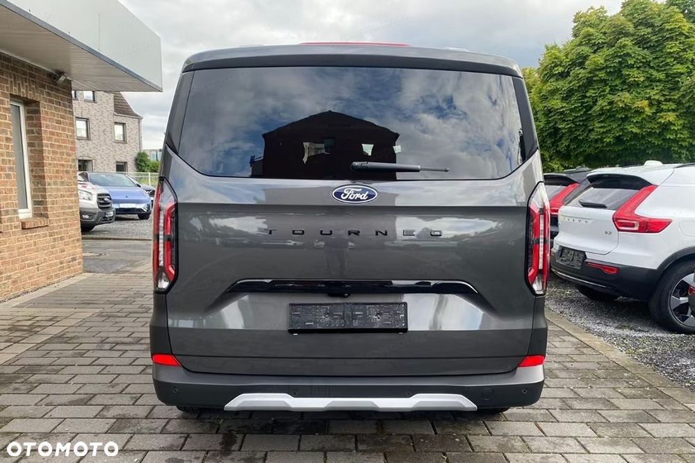 Ford Tourneo Custom - 11