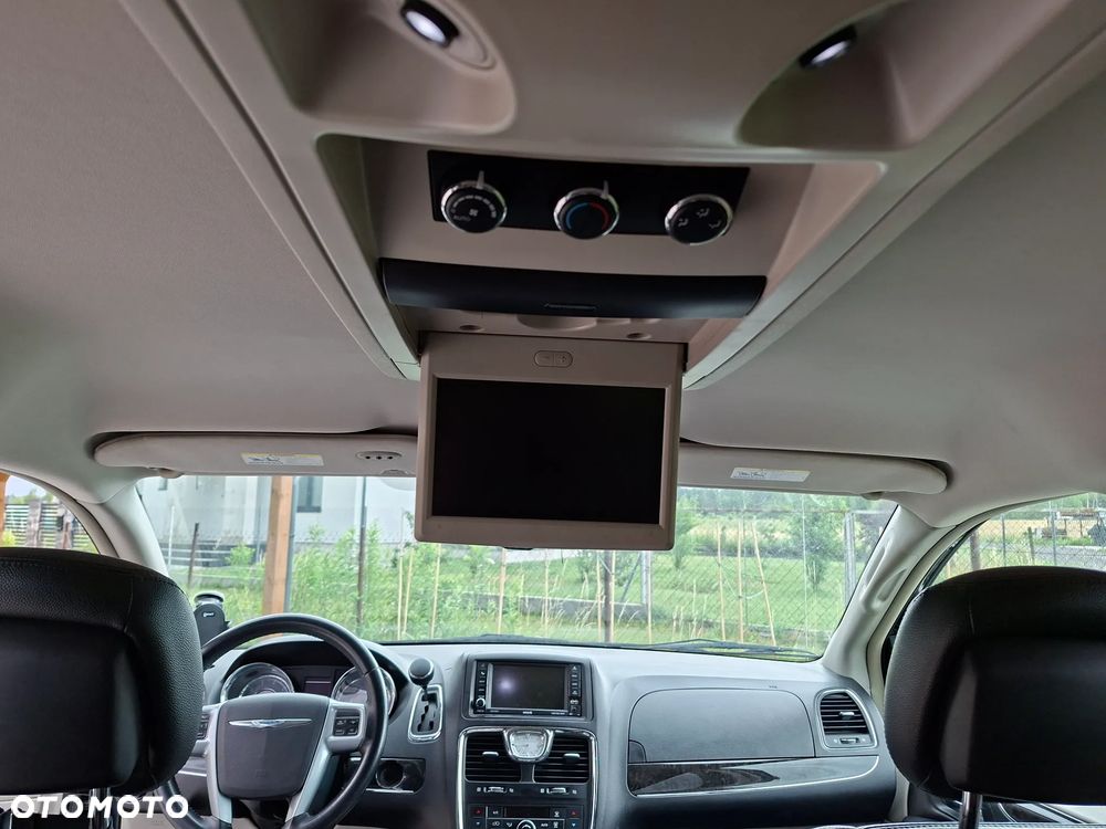 Chrysler Town & Country - 13