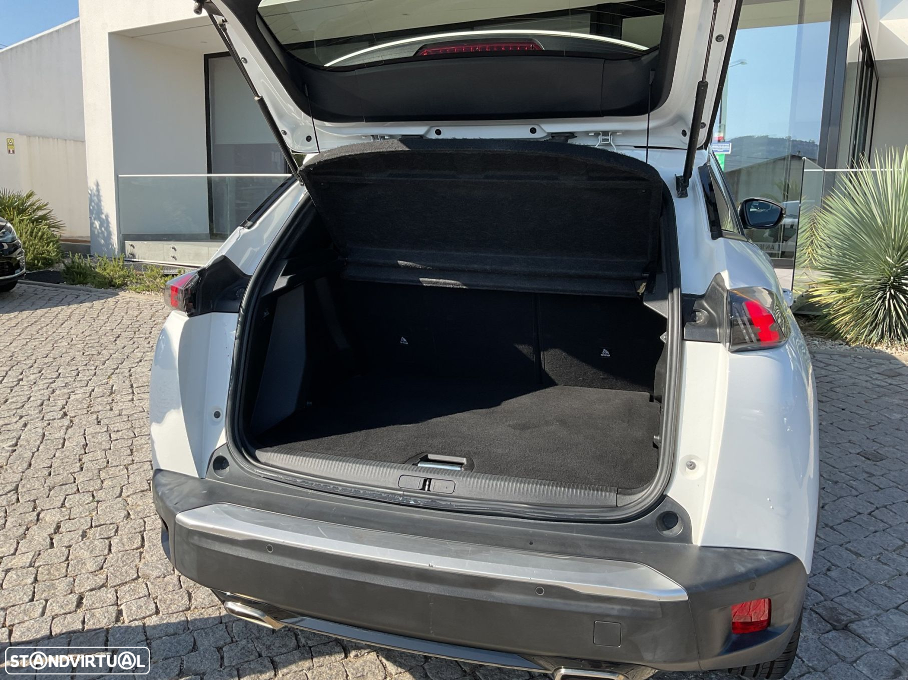 Peugeot 2008 1.2 PureTech Allure Pack EAT8 - 12