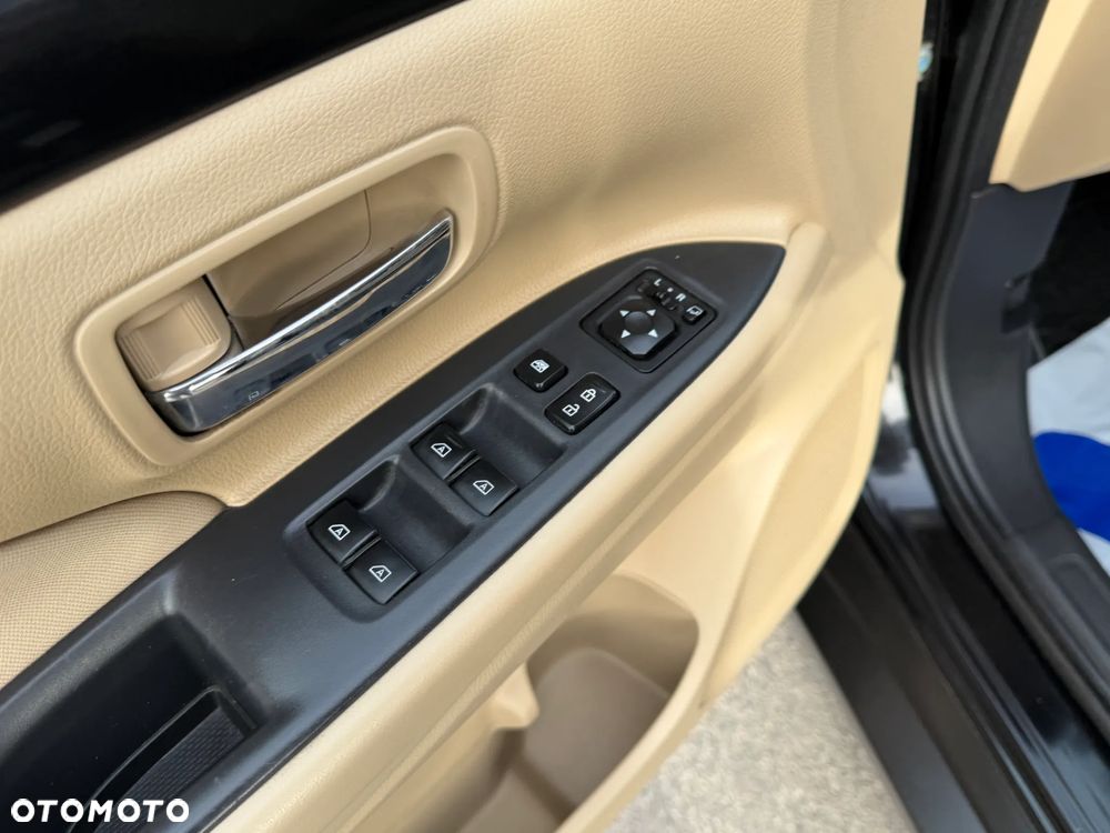 Mitsubishi Outlander 2.0 Intense + Navi 4WD CVT - 30