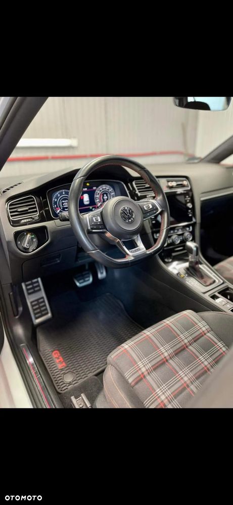 Volkswagen Golf - 17