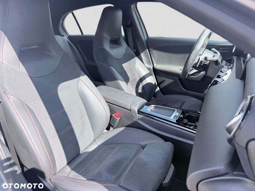 Mercedes-Benz Klasa A 220 4-Matic AMG Line 8G-DCT - 24