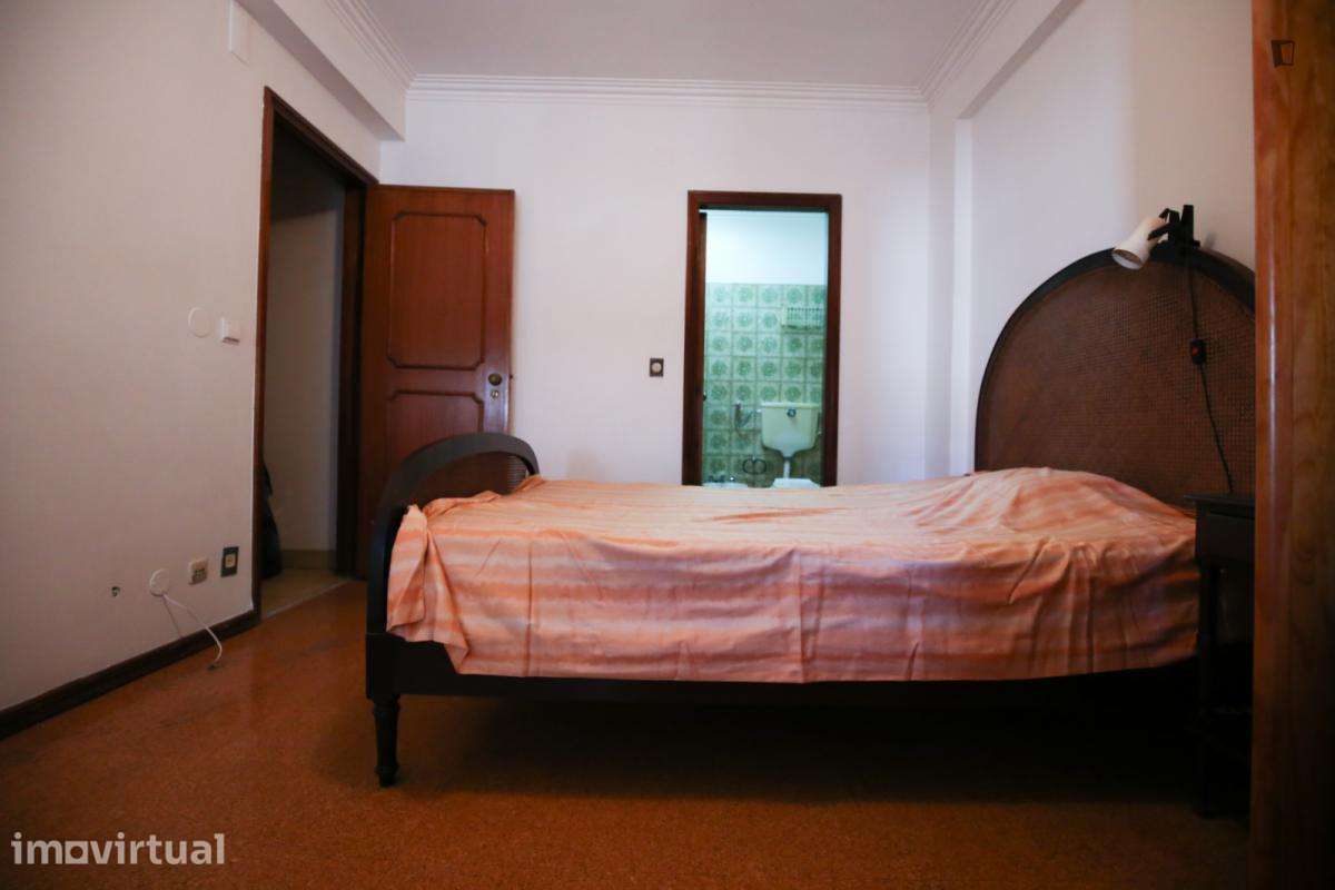 Quarto - localizado em Benfica Lisbon - Grande imagem: 5/17