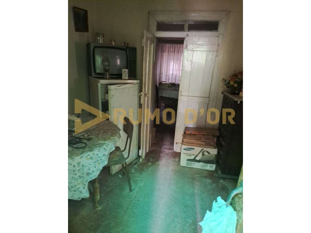 Moradia para recuperar no centro do Bairro - Grande imagem: 2/5
