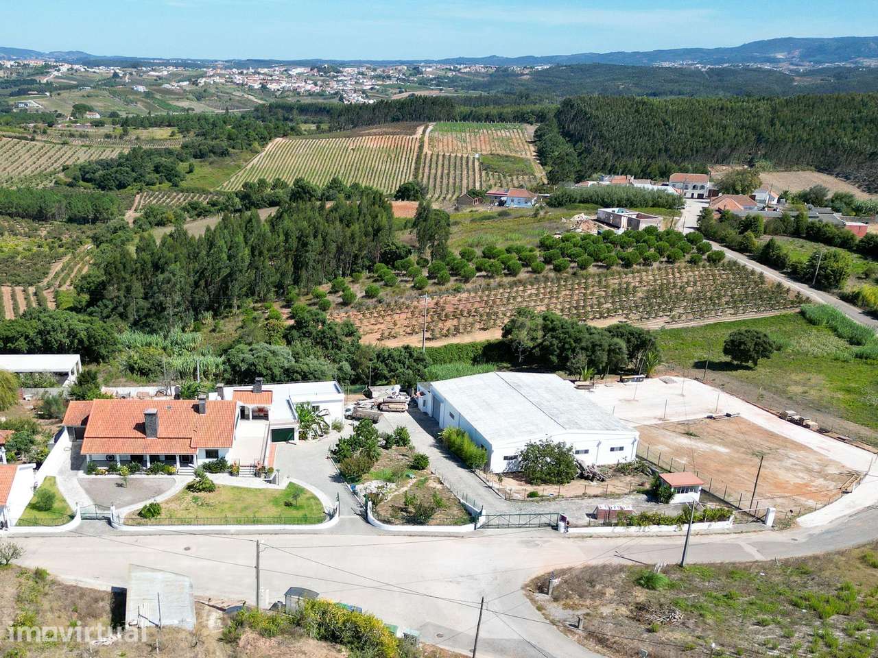PROPRIEDADE COM HABITAÇÃO E ARMAZÉM A 40 MINUTOS DE LISBOA - Grande imagem: 2/51
