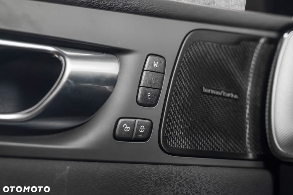 Volvo XC 60 T8 Plug-In Hybrid AWD R-Design - 13