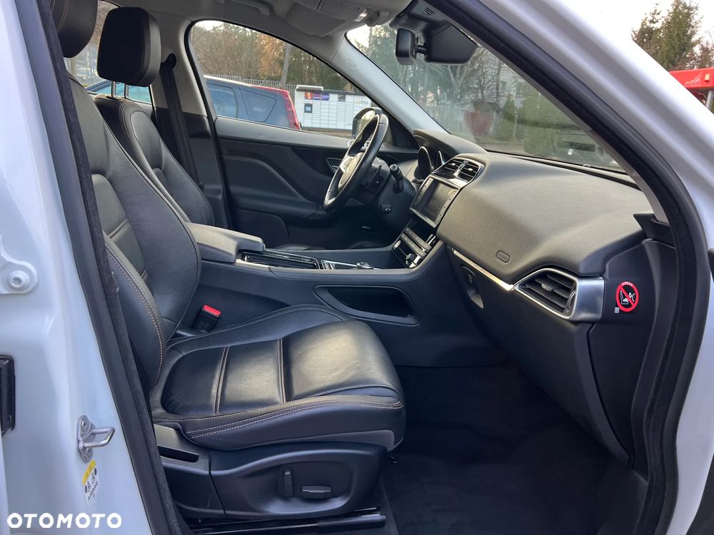 Jaguar F-Pace P250 AWD R-Dynamic SE - 15