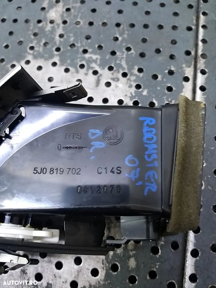 Grila ventilatie bord dreapta skoda roomster 5j0819702 - 3