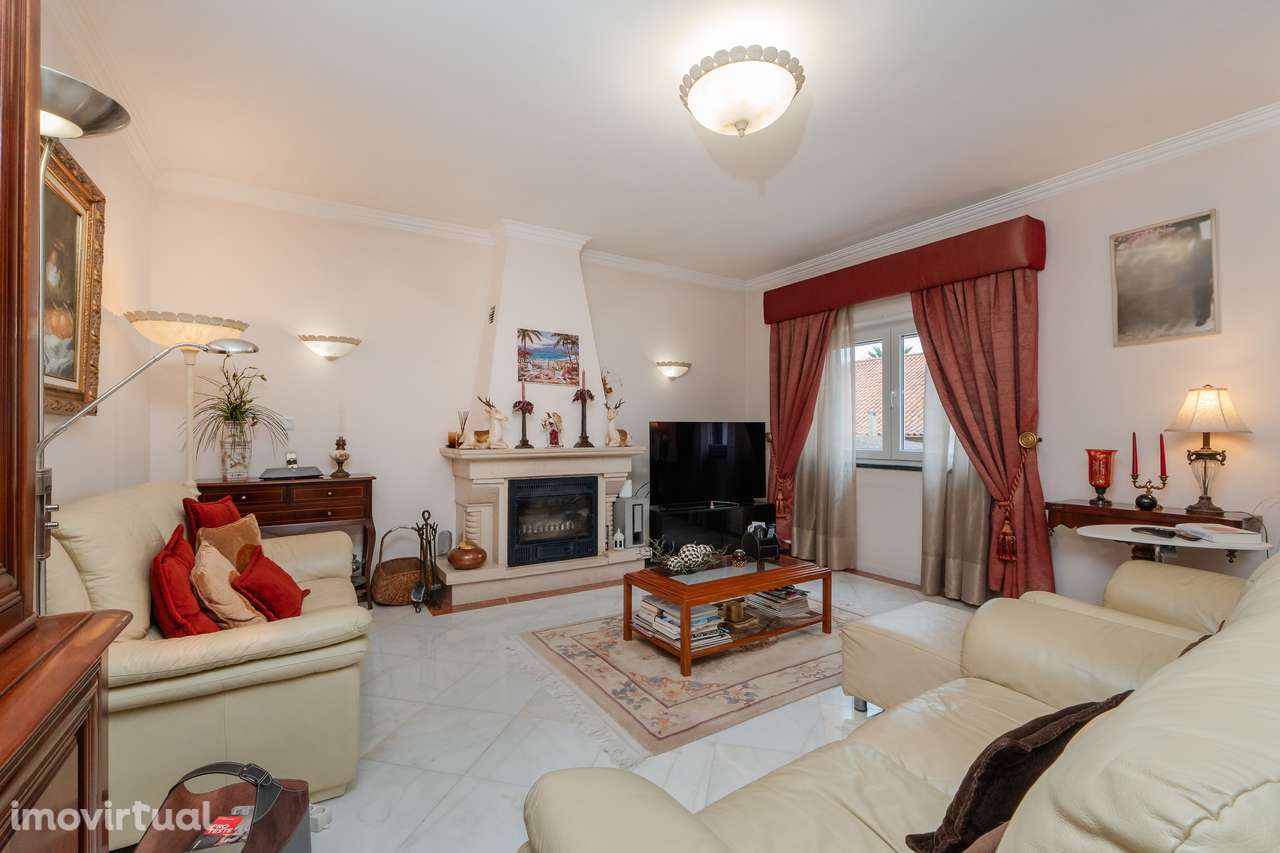 Moradia T5 com terraço, garagem e ar condicionado - Grande imagem: 2/24