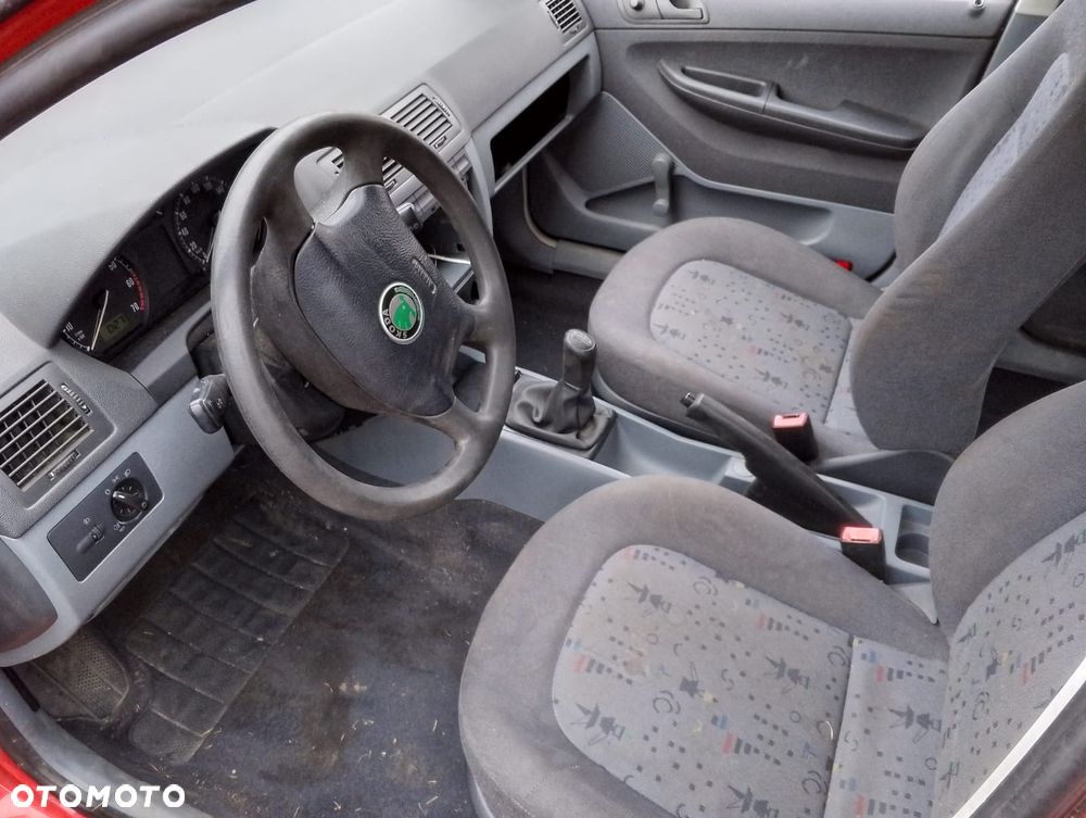 Skoda Fabia 6Y (99-05r.) 1.4 B 59KM. Silnik AZE Skrzynia FNK lakier 8151/8T/ F3K. Cały na części. GWARANCJA !!!  Przód Tył Zestaw Komplet Drzwi Klapa Zderzak Błotnik Maska Grill Atrapa Szyba Pas Lampa Lusterko Boczki Fotel Kanapa Kokpit Deska Rozdzielcza Przełącznik Włącznik Sterownik Przewody Wiązka Instalacja Moduł Komputer Czujnik Listwa Pompa Alternator Wtryski Głowica Rozrusznik Kompresor Sprzęgło Dwumas Silnik Skrzynia ABS Klimatyzacji Paliwa Wspomagania Kolektor Turbina Przepustnica Zawór Chłodnica Koło Hak Belka Sanki Zawieszenie Mcpherson Półoś Amortyzator Wydech Tłumik Zacisk Most - 7