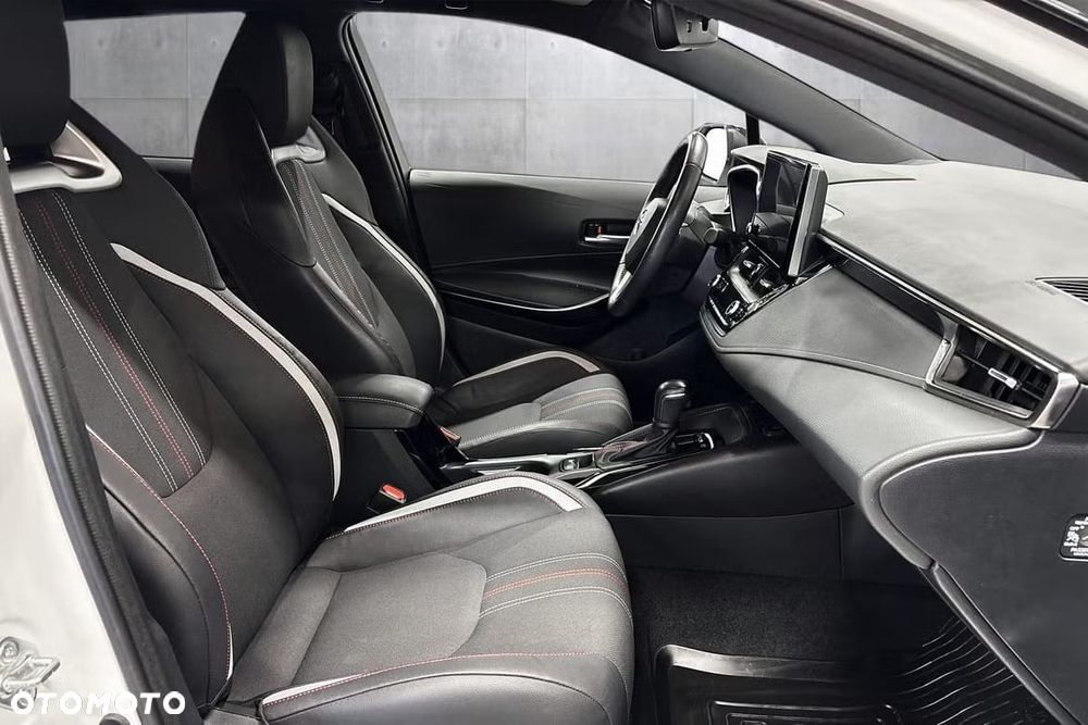 Toyota Corolla 1.8 Hybrid Team Deutschland - 17