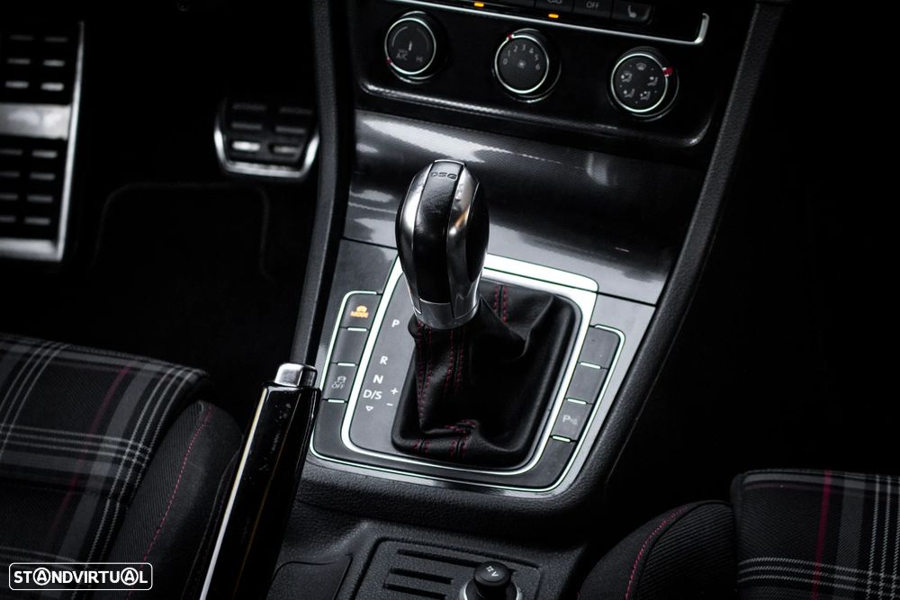 VW Golf 2.0 TSi GTi DSG - 38