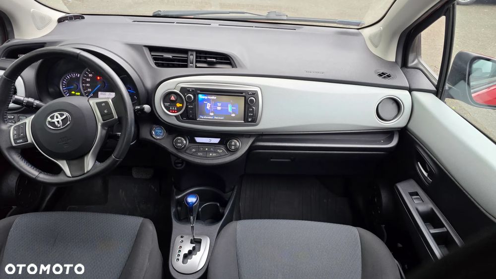 Toyota Yaris Hybrid 100 Sol - 13