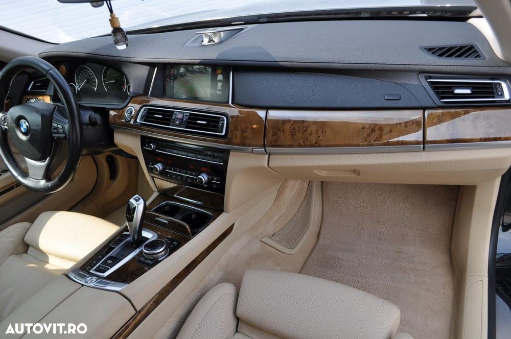 BMW Seria 7 750Ld xDrive - 38