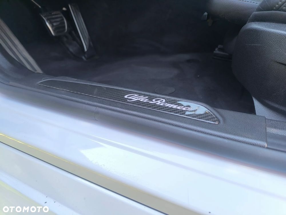 Alfa Romeo Giulia 2.0 Turbo 16V AT8-Q4 Ti - 26