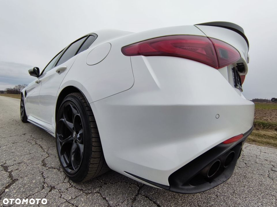 Alfa Romeo Giulia 2.9 V6 Bi-Turbo AT8 Quadrifoglio - 4