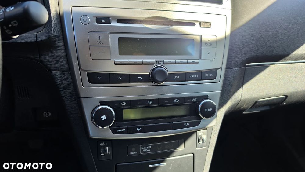 Toyota Avensis 1.6 Comfort - 27