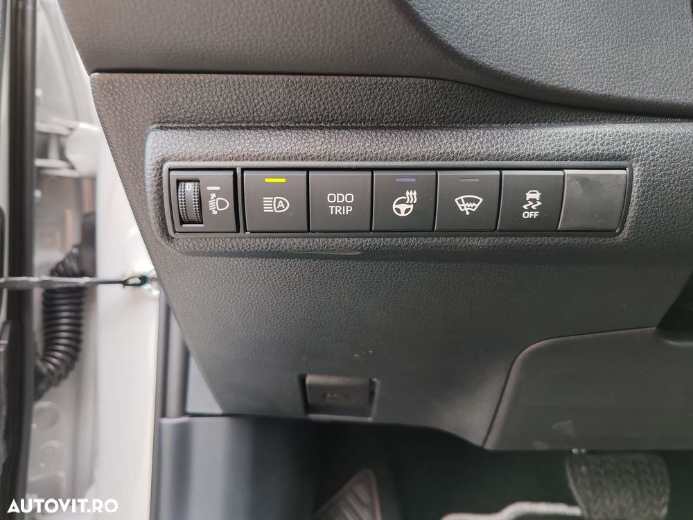 Toyota Corolla Sedan 1.8 HSD Business - 16