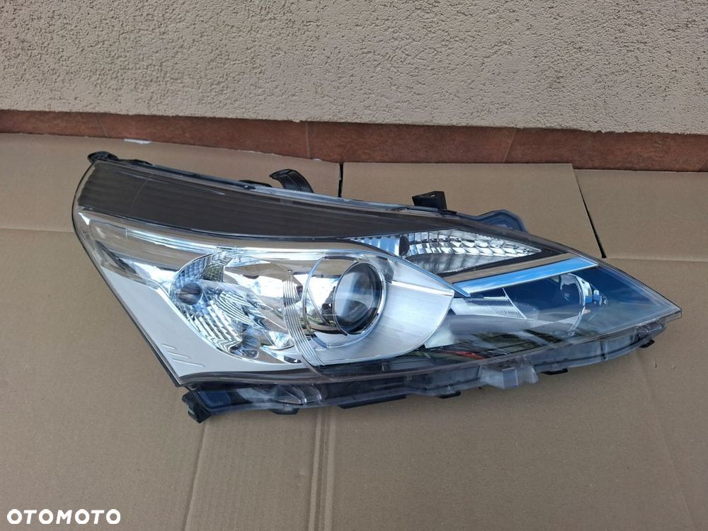LAMPA PRZEDNIA TOYOTA VERSO LIFT SOCZEWKA ORYGINAŁ - 1