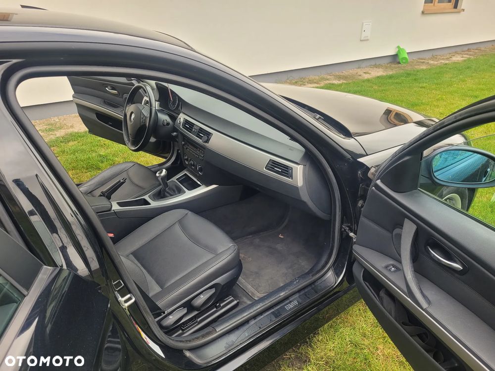 BMW Seria 3 320d DPF Touring - 10