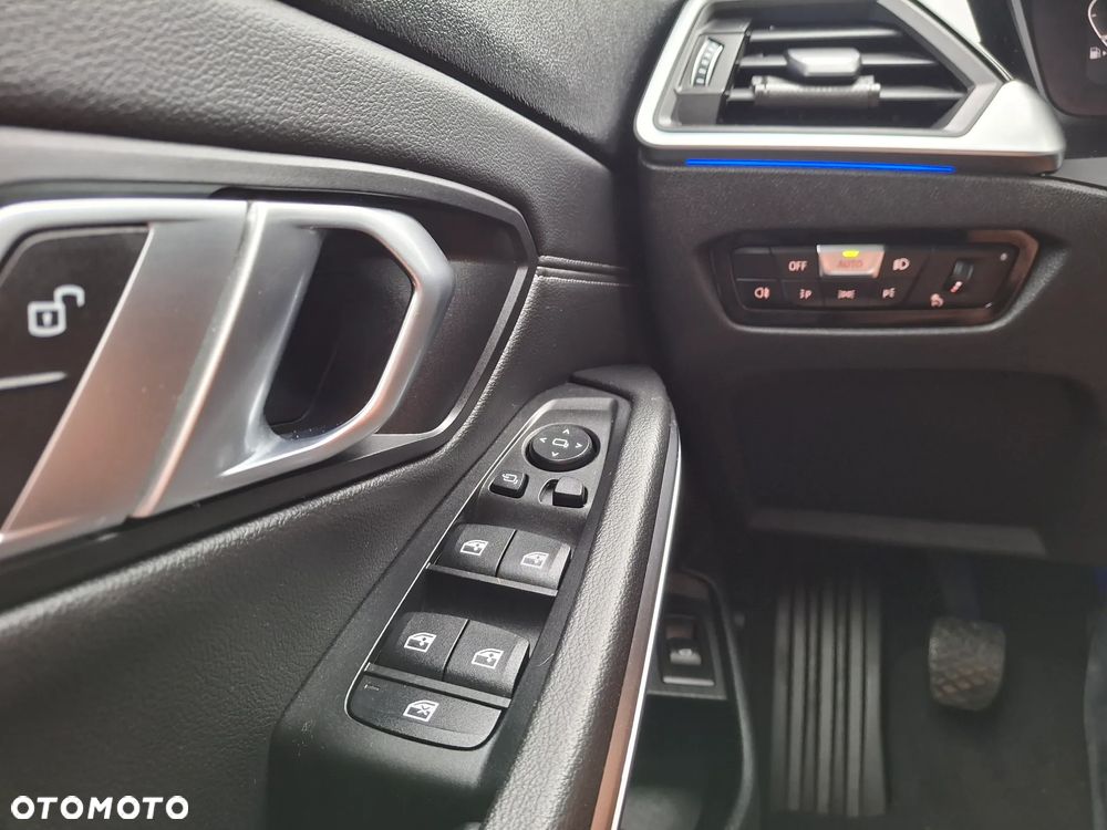 BMW Seria 3 318i Sport Line - 34