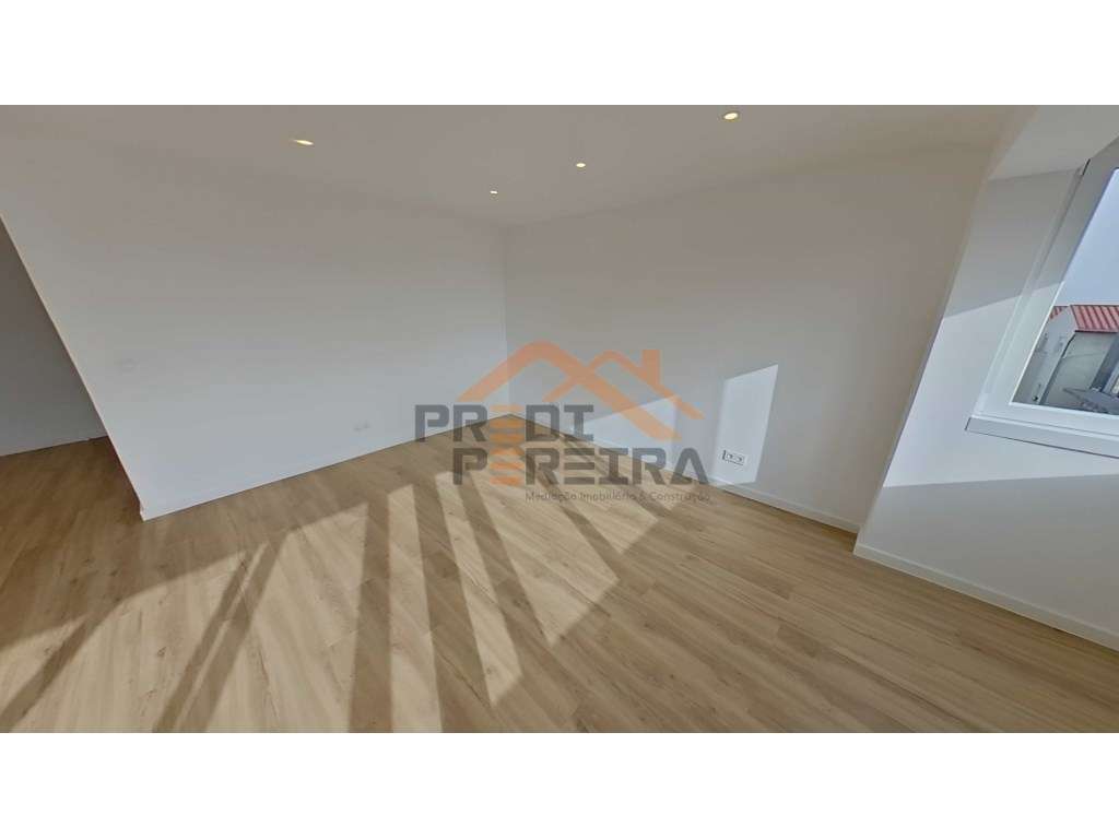 T3 remodelado, situado no Cacém. - Grande imagem: 4/24