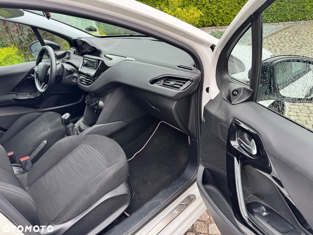 Peugeot 208 - 28