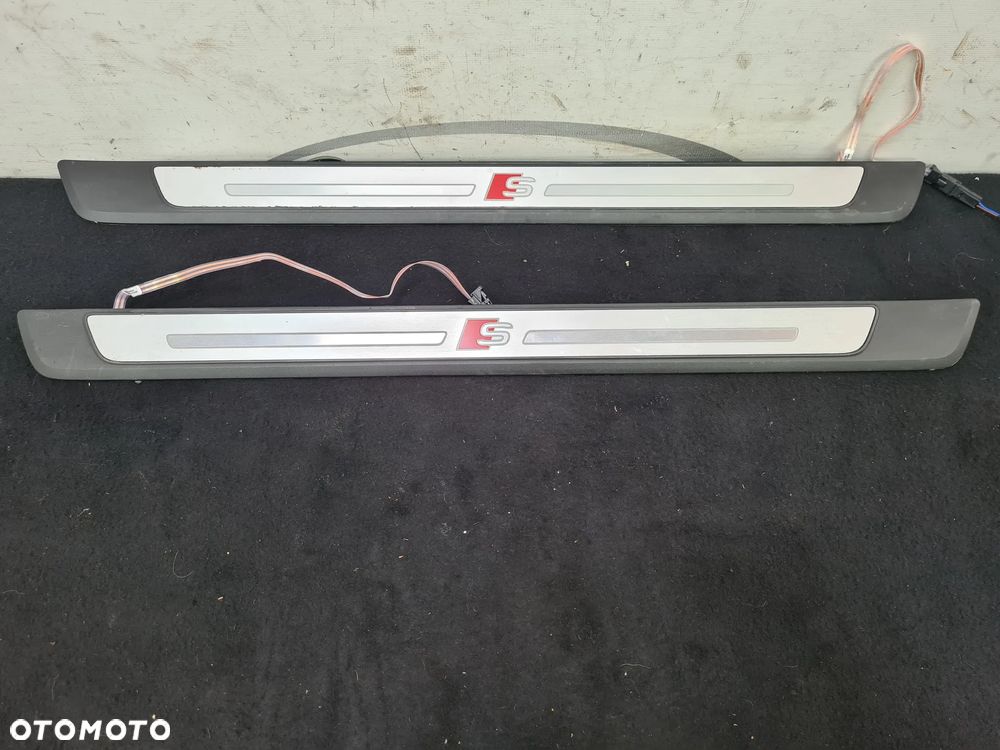 AUDI S4 B9 8W S-LINE LISTWA PROGOWA PODSWIETLANA  PRAWA 8W0947418A - 2