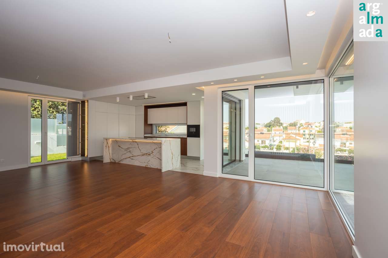 Moradia de Luxo V5 com Piscina e Jardim – Charneca de Caparica - Grande imagem: 3/46