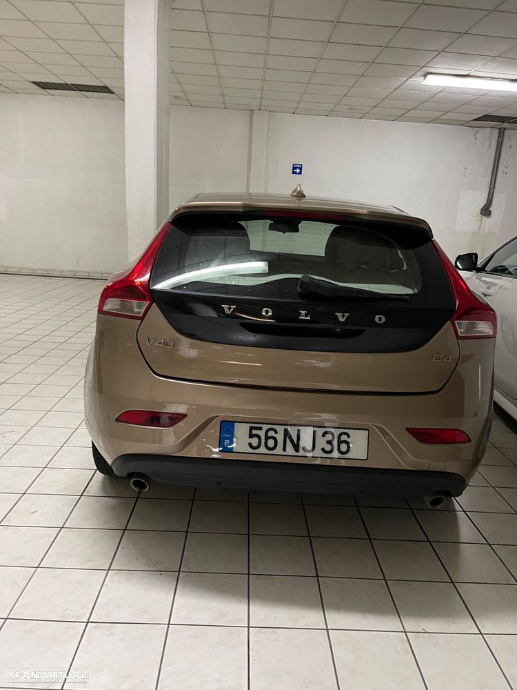 Volvo V40 2.0 D4 Momentum Geartronic - 1
