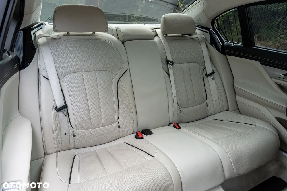 BMW Seria 7 - 39
